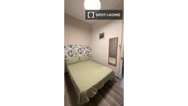 Room in 4-bedroom apartment, La Nova Eixample, Barcelona
