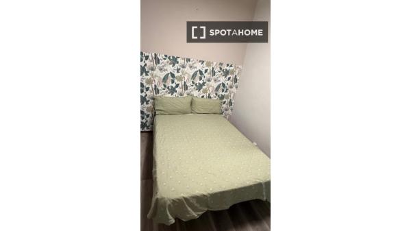 Room in 4-bedroom apartment, La Nova Eixample, Barcelona