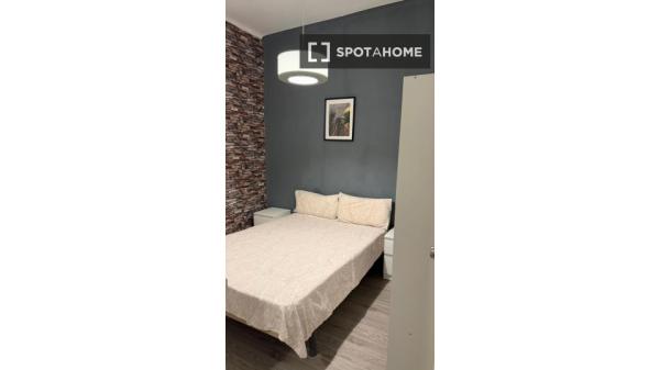 Room in 4-bedroom apartment, La Nova Eixample, Barcelona