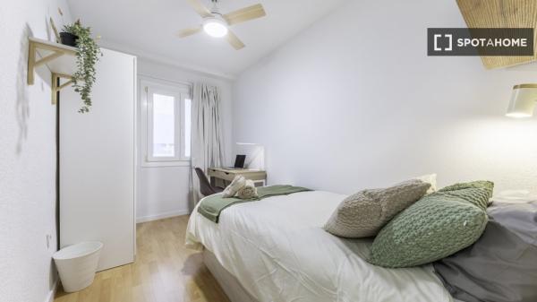 Habitación en piso compartido de 4 habitaciones en Alicante