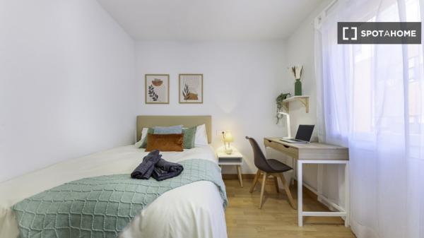 Habitación en piso compartido de 4 habitaciones en Alicante