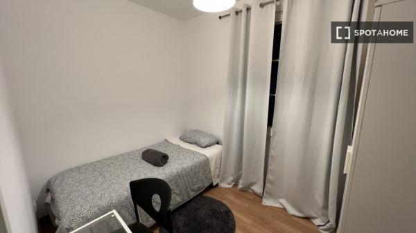 Pokój we wspólnym mieszkaniu w Barcelonie