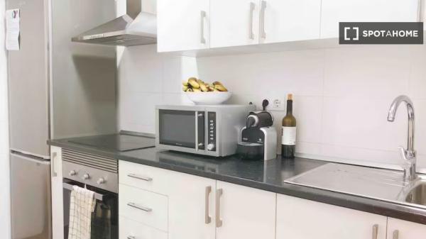 Pokój we wspólnym mieszkaniu w Barcelonie