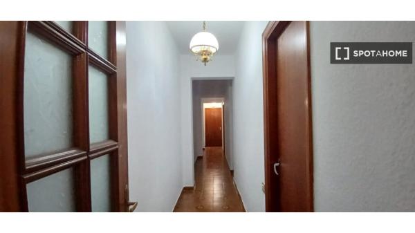 Chambre dans un appartement partagé de 4 chambres à Zona Centro, Tenerife