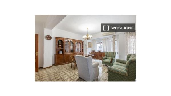 Shared room for rent in Camino de Ronda, Granada