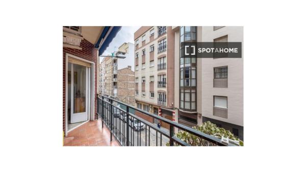 Shared room for rent in Camino de Ronda, Granada