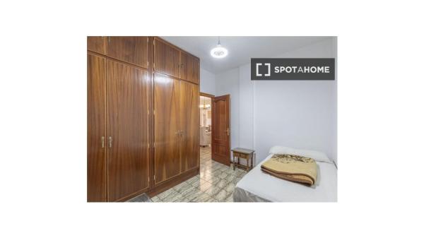 Wspólny pokój do wynajęcia w Camino de Ronda w Granadzie