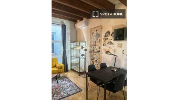 Pokój we wspólnym mieszkaniu w Barcelonie