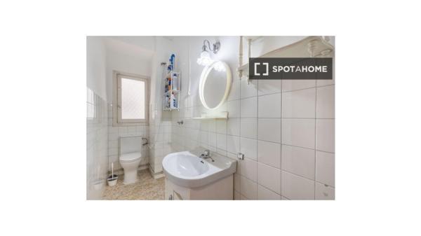 Shared room for rent in Camino de Ronda, Granada