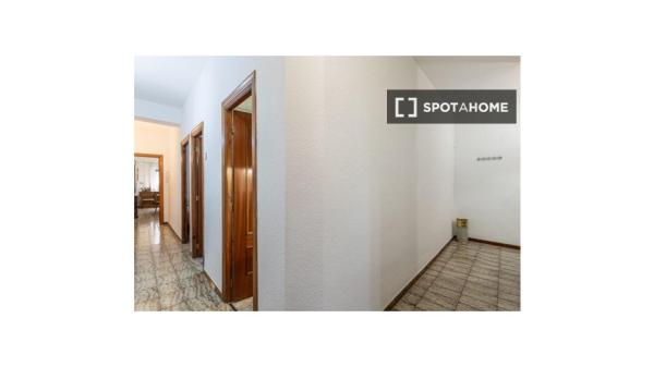 Shared room for rent in Camino de Ronda, Granada