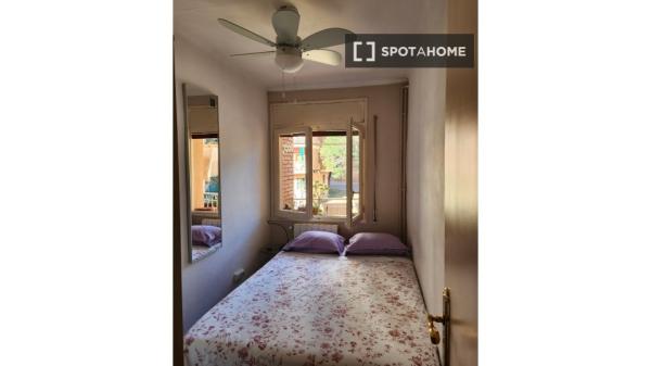 Pokój we wspólnym mieszkaniu w Barcelonie