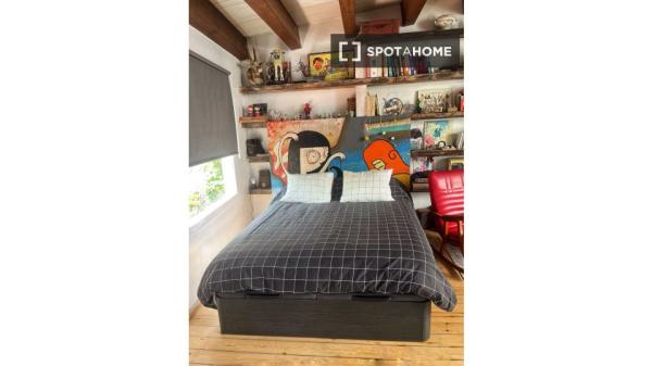 Pokój we wspólnym mieszkaniu w Barcelonie