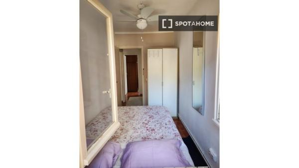 Pokój we wspólnym mieszkaniu w Barcelonie