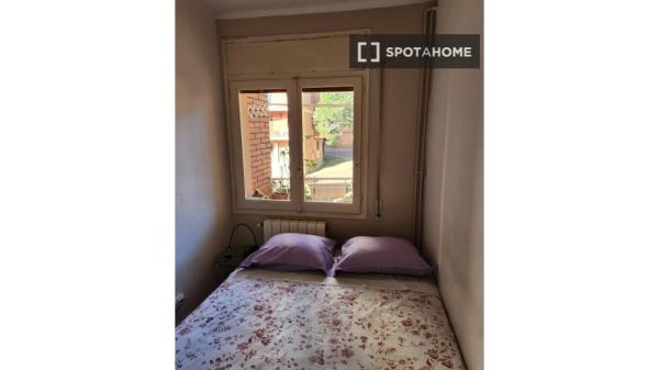 Pokój we wspólnym mieszkaniu w Barcelonie