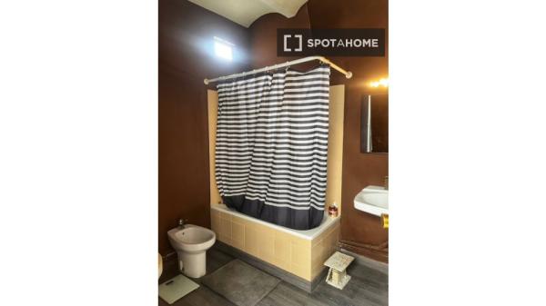 Pokój we wspólnym mieszkaniu w Barcelonie