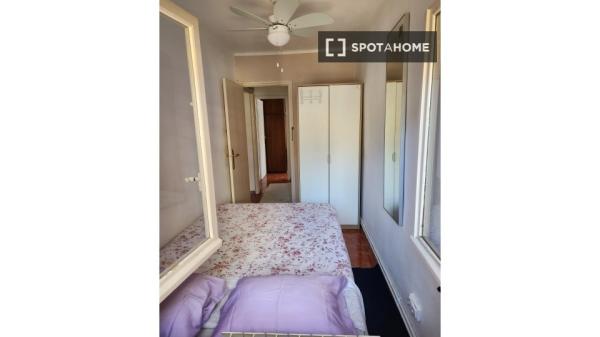 Pokój we wspólnym mieszkaniu w Barcelonie