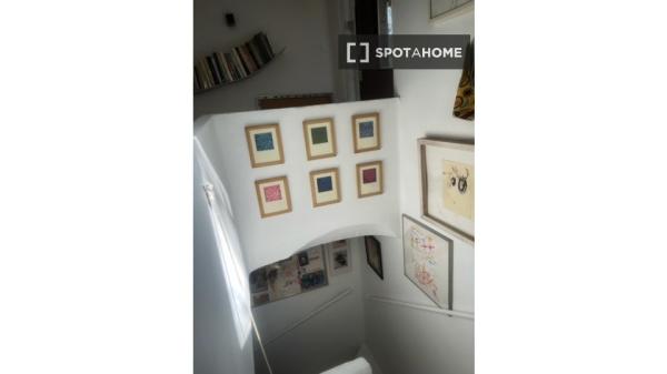 Pokój we wspólnym mieszkaniu w Barcelonie