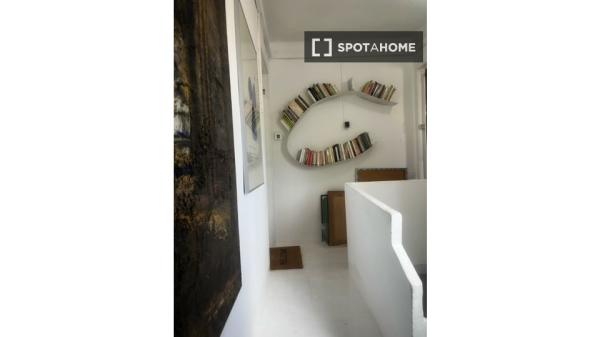 Pokój we wspólnym mieszkaniu w Barcelonie