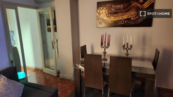 Pokój we wspólnym mieszkaniu w Barcelonie