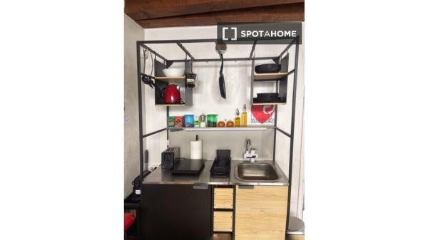 Pokój we wspólnym mieszkaniu w Barcelonie