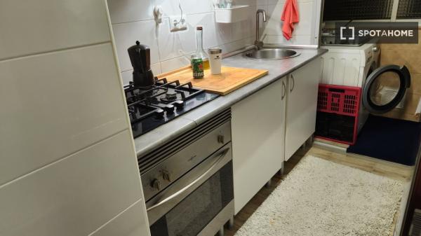 Pokój we wspólnym mieszkaniu w Barcelonie