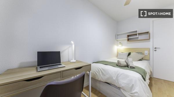 Habitación en piso compartido de 4 habitaciones en Alicante