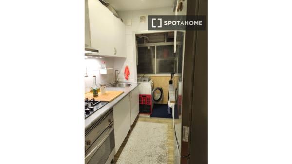 Pokój we wspólnym mieszkaniu w Barcelonie