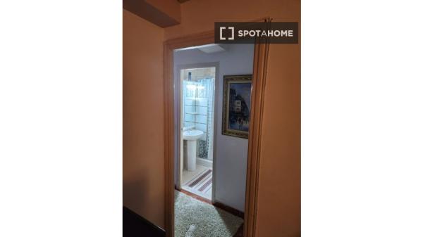 Pokój we wspólnym mieszkaniu w Barcelonie