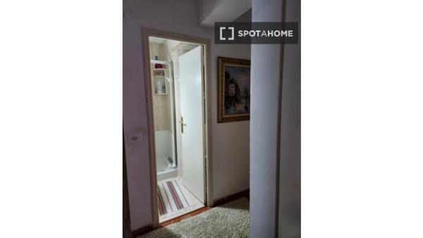 Pokój we wspólnym mieszkaniu w Barcelonie