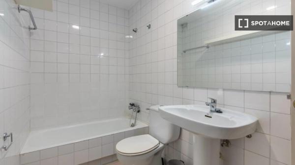 Habitación en piso compartido en madrid.