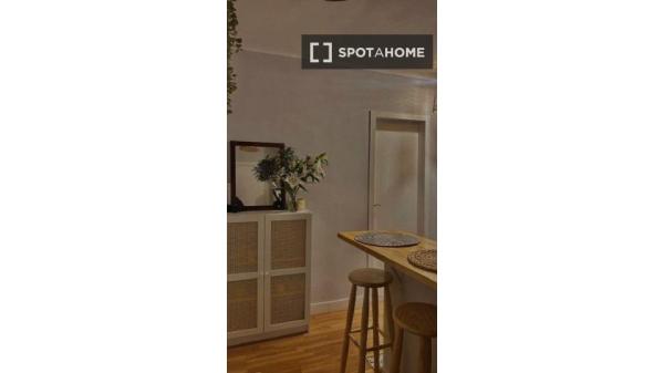 Apartamento de 3 habitaciones en alquiler en El Carmel, Barcelona.