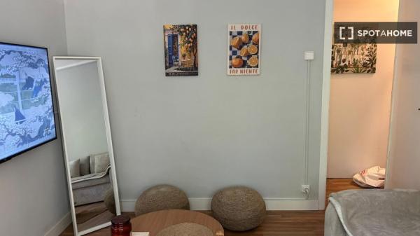 Apartamento de 3 habitaciones en alquiler en El Carmel, Barcelona.