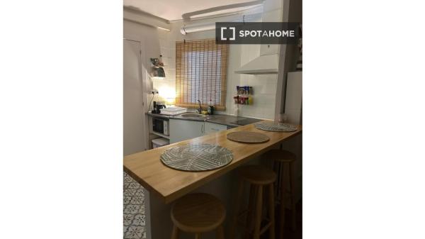 Apartamento de 3 habitaciones en alquiler en El Carmel, Barcelona.