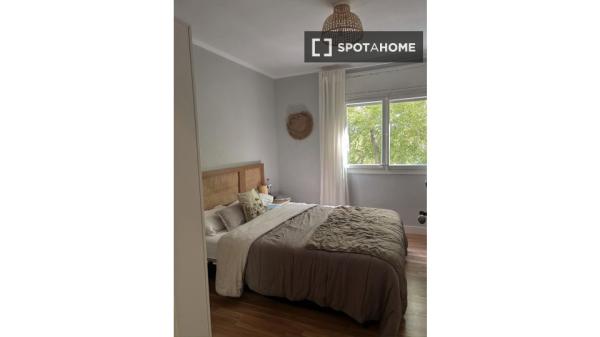 Apartamento de 3 habitaciones en alquiler en El Carmel, Barcelona.