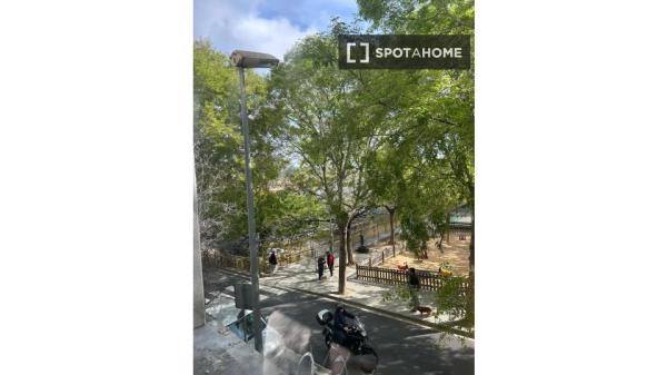 Apartamento de 3 habitaciones en alquiler en El Carmel, Barcelona.