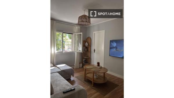 Apartamento de 3 habitaciones en alquiler en El Carmel, Barcelona.