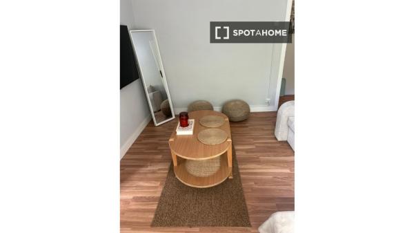 Apartamento de 3 habitaciones en alquiler en El Carmel, Barcelona.