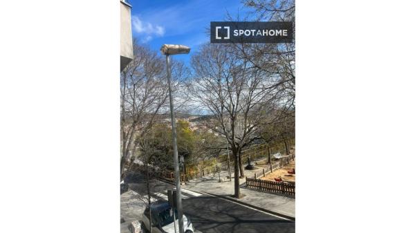Apartamento de 3 habitaciones en alquiler en El Carmel, Barcelona.