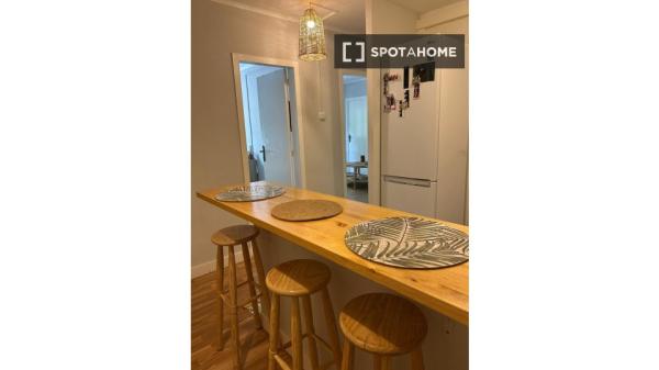 Apartamento de 3 habitaciones en alquiler en El Carmel, Barcelona.