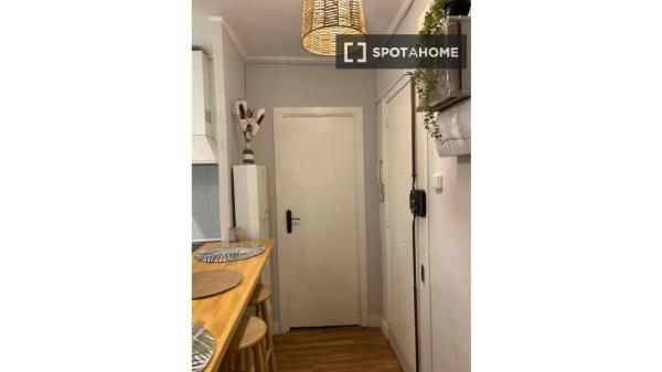 Apartamento de 3 habitaciones en alquiler en El Carmel, Barcelona.