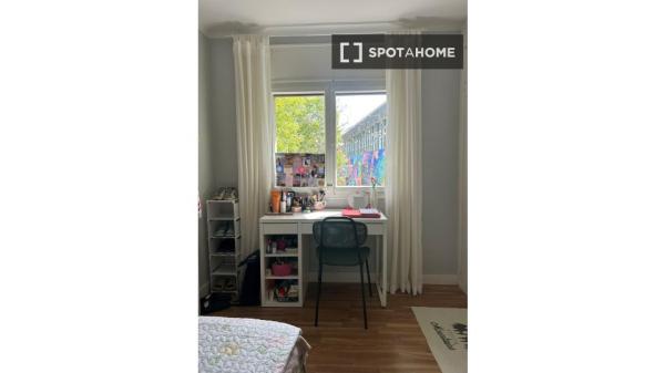 Apartamento de 3 habitaciones en alquiler en El Carmel, Barcelona.