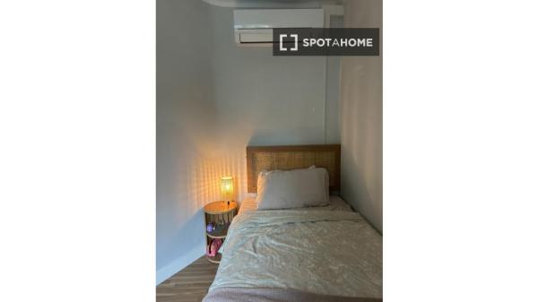 Apartamento de 3 habitaciones en alquiler en El Carmel, Barcelona.