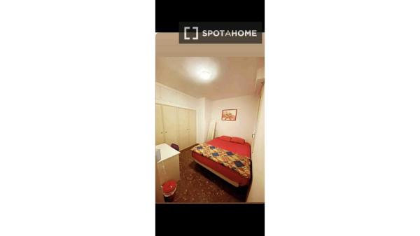 Pokój we wspólnym mieszkaniu w Barcelonie