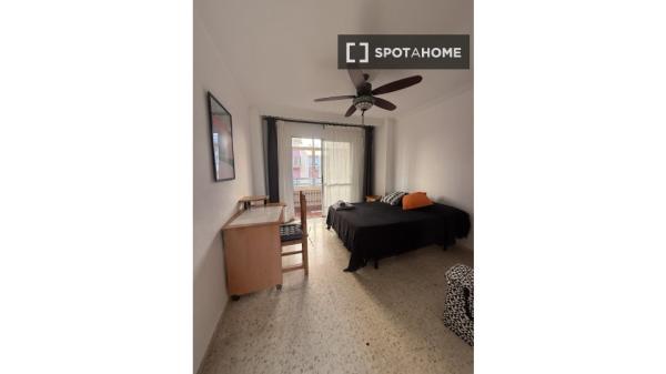 Room in shared apartment in Málaga