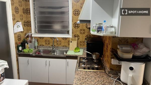 Pokój we wspólnym mieszkaniu w Barcelonie