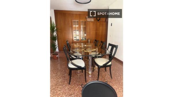 Room in shared apartment in Málaga