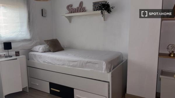 Se alquila habitación en Penya-Roja, Valencia.