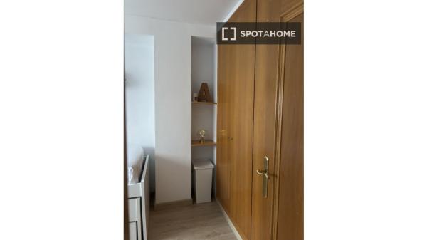 Se alquila habitación en Penya-Roja, Valencia.