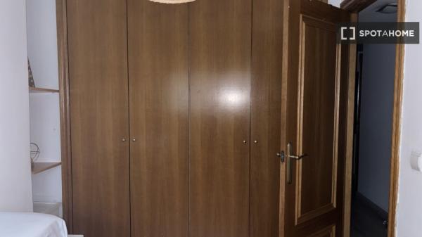 Se alquila habitación en Penya-Roja, Valencia.