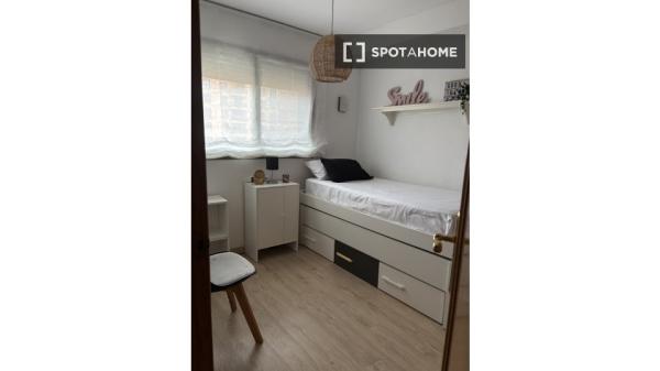 Se alquila habitación en Penya-Roja, Valencia.